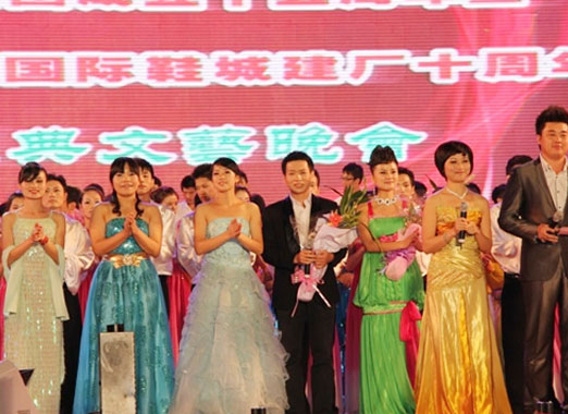 2011年10月15日，受华宝公司的邀请，到江西参加了华宝公司的十周年庆典 
